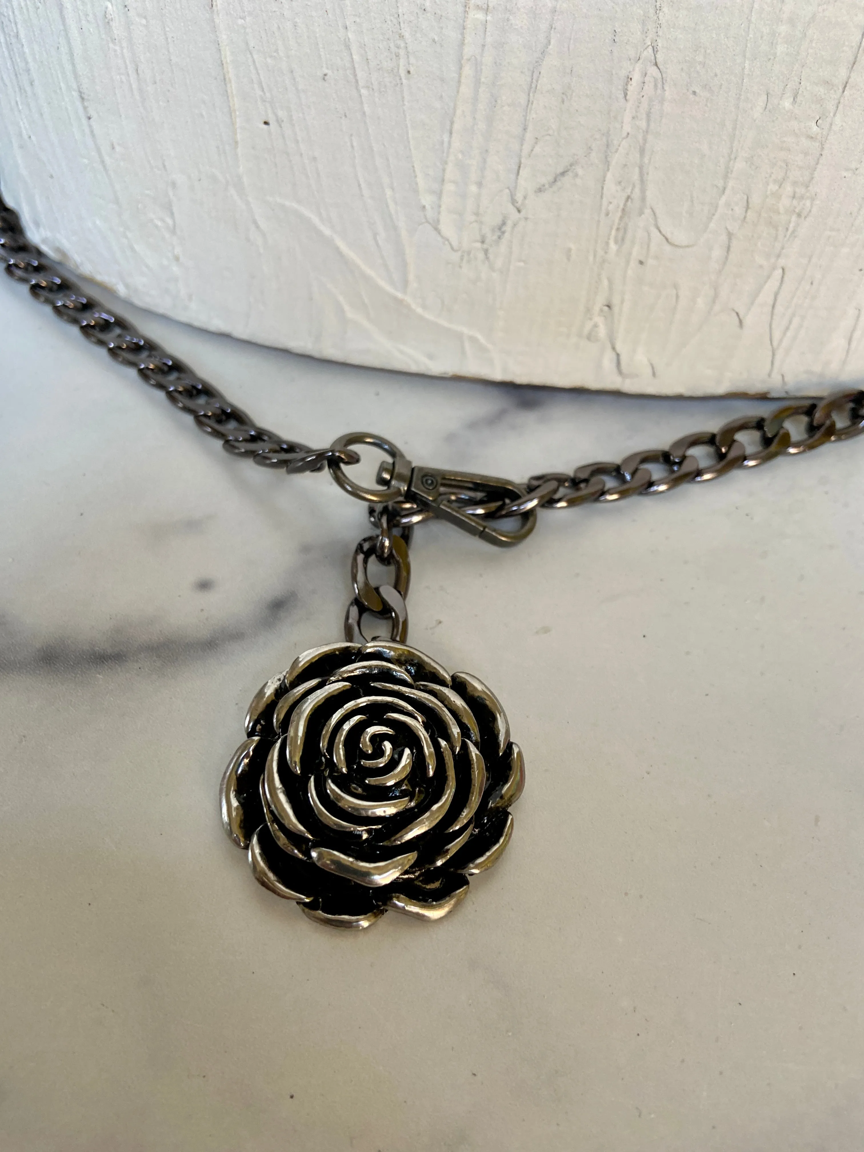 One flower chain belt